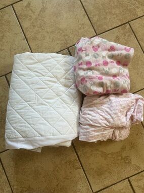 Crib mattress pad & 2 crib sheets